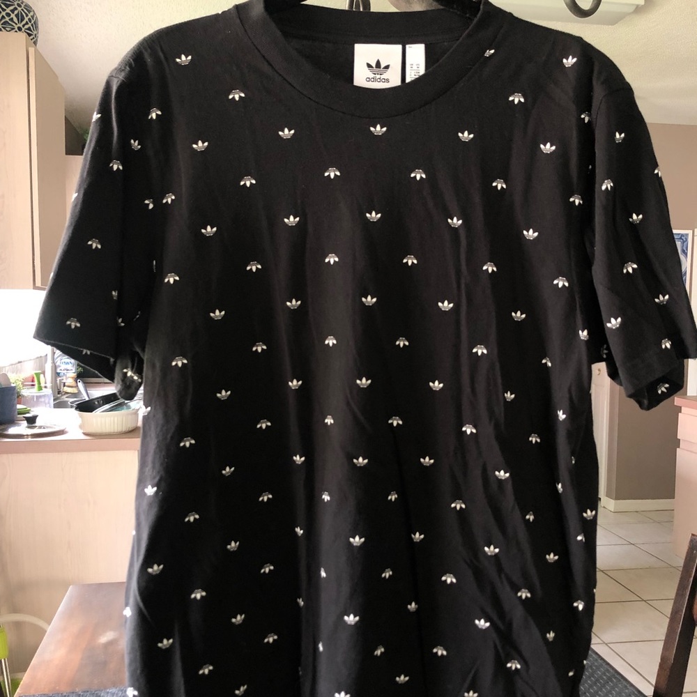 Adidas’s logo t shirt medium size